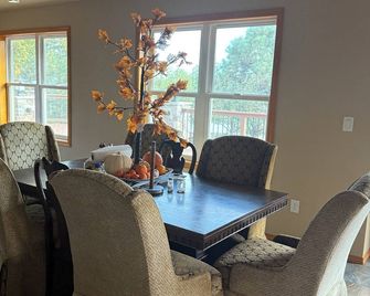 Charming 2-bedroom in Fort Morgan with private Lake and in-ground Swimming pool. - Fort Morgan - Eetruimte
