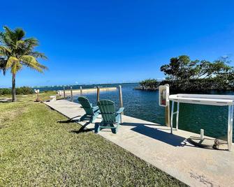 Old Florida Style, wrap around porch, boat basin for dockage, open water - Little Torch Key - Patio