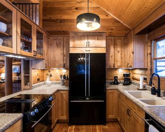 Cozy Mountain Cabin With Jacuzzi Near En - McAllister - Kitchen
