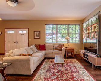 River Run Cottage - Enjoy The Sights And Sounds Of The Wenatchee River! - Leavenworth - Living room
