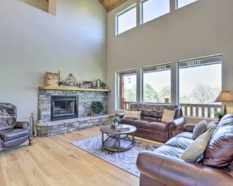 Spacious Resort Cabin in Manti-La Sal Mtns! - Fairview - Living room
