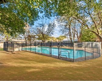 Blue Moon Retreat: Spacious 4-BR Home w/ Fireplace & Pool Near Waco & Baylor - Hewitt - Pool
