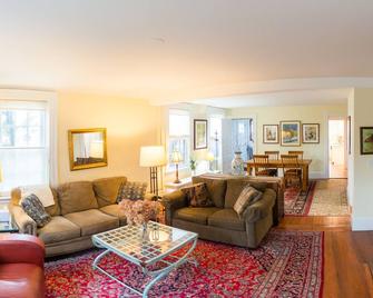 Artistic Historical home, walkDT - Salem - Living room