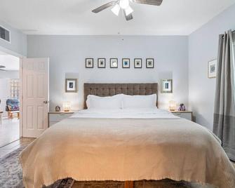 Shady Banks Oasis-close to everything! Family friendly! Pet friendly! - Fort Lauderdale