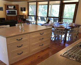 Relax In Taylor Bay Lake Eildon - Alexandra - Dining room