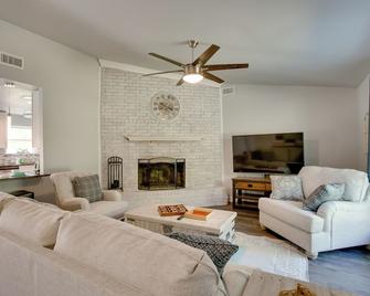 about 3 Mi to Dtwn McKinney Suburban Texas Retreat - McKinney - Living room