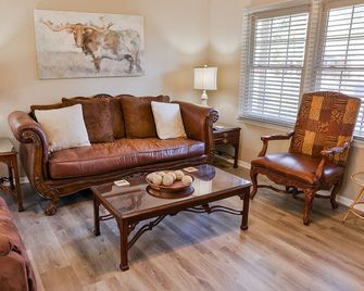 The McClellan Home w/King suite! - Anniston - Wohnzimmer