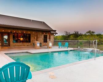 Branding Iron @ Buchanan Vacation ~ Pool, Great Outdoor Space, Sleeps Up to 30 - Concan - Piscina