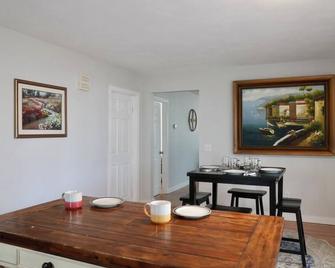 Cozy 2-bedroom stay in enchanting Smithfield with AC, WiFi - Smithfield - Sala pranzo