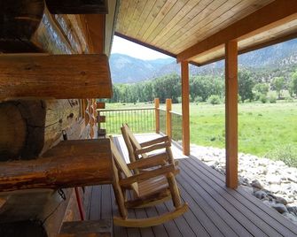Post Office Ranch Log Cabin - rates subject to change for groups over 2 people - Salida - Balcony