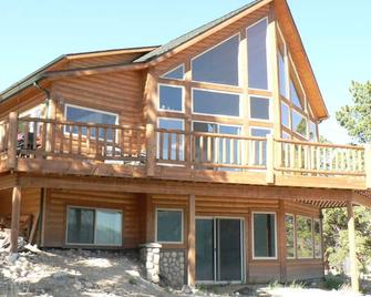 Fabulous Views, Sleeps 8, 3 Full Baths, Family-Friendly #2025-010 - Twin Lakes (Lake County) - Edificio