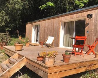 Peaceful haven in the heart of the Sainte Beaume massif, swimming pool. Beach, Marseille 20 km. - Cuges-les-Pins - Patio