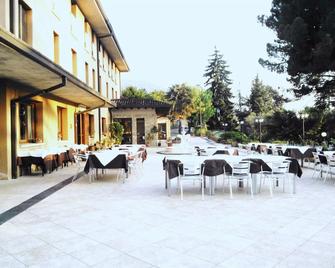 Hotel Villa Bredina - Sale Marasino - Patio