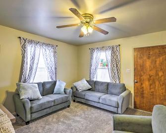 Cozy Helper Home w/ Fenced Yard, Pets Welcome - Helper - Sala de estar