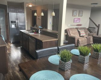 Beautiful Bridges Bay Cabin w 3BD + Loft, 2.5Bath, 1717 sq ft, 6 daily waterpark - Arnolds Park - Sala de estar