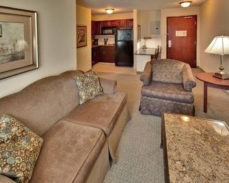 Free Breakfast, Free Wi-Fi | Indoor Pool, Hot Tub, Business Center - West Des Moines - Living room