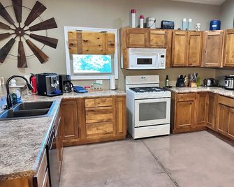 Family Retreat with pool table and double bunks. - Bethany - Kitchen