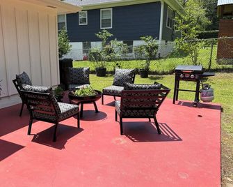 Cozy & Stylish 3 Bedroom Black and White Cottage. Perfect for Families & Groups! - Fort Payne - Innenhof
