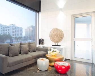 The Stay Furnished Apartments - Dbayeh - Wohnzimmer