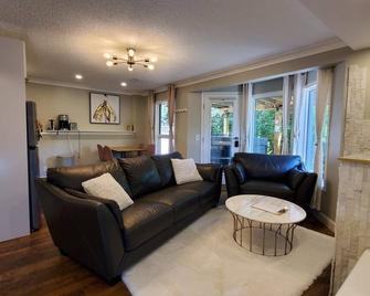 Airdrie Modern Walkout Bsmt Suite with Hot Tub - Airdrie - Huiskamer