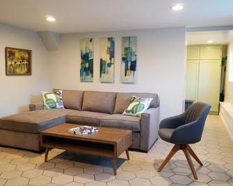 Spacious, Modern Comfort at Griffith Park - Los Angeles - Living room