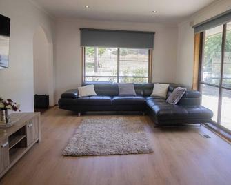 Sovereign Hill Getaway Walk To Attractions - Ballarat - Living room