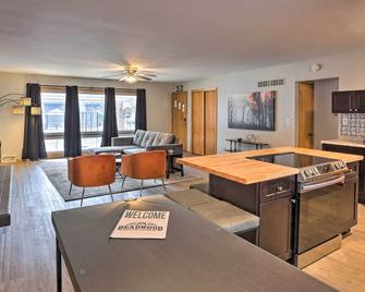 Sleek Deadwood Getaway Less Than 1 Mi to Downtown! - Deadwood - Pokój dzienny