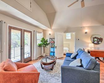Colfax Getaway with Hot Tub, Mountain Views! - Colfax - Sala de estar