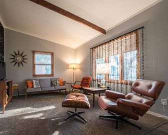 Vintage Experience - Mid Century Retro Retreat- 2 Bedroom in Central Sioux Falls - Sioux Falls - Living room