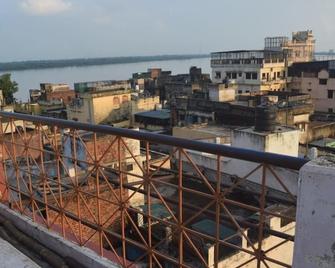 Family Guest House - Varanasi - Balcony