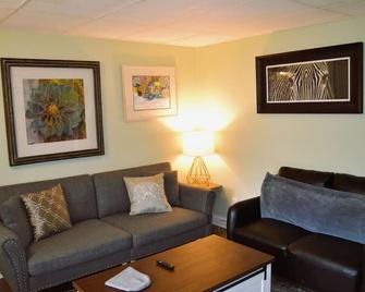Red 5 - Grand Forks - Living room