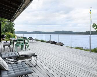 Design house with own dock at lake - Tvååker - Patio