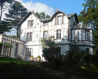 Large villa typical from Normandy, by the sea, for seminars and holidays in 2013 - Veulettes-sur-Mer - Building