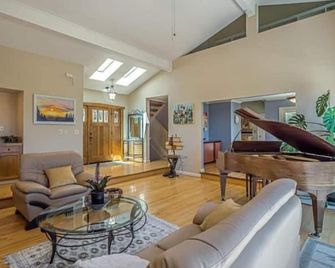 Family Retreat near South Bay and Santa Cruz Beach - Boulder Creek - Living room