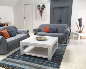 Apartment with small garden in stone house - Arradon - Huiskamer