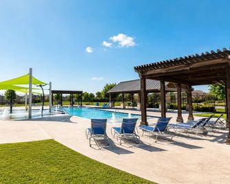 Peaceful Escape | Backyard | Community Pool & Park - Midlothian - Piscina