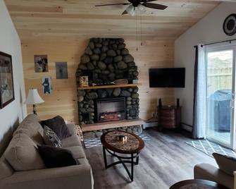 Lake George Water Front With Boat Dock - Ticonderoga - Wohnzimmer