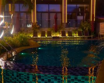 Vienna Hotel - Coron - Piscina