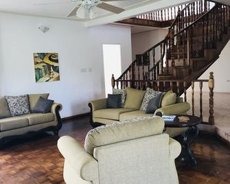 A Tropical Getaway - Whitehouse - Living room