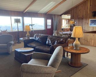 Relax And Soak In The Views With Your Family And Friends. - Union Dale - Sala de estar