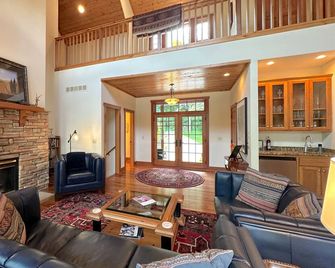 Pristine Lake Sylvia Getaway w/accomidations perfect for large or small groups! - Annandale - Sala de estar
