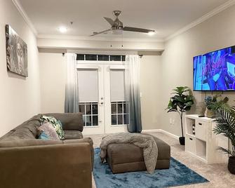 Uptown Charlotte apartmentminutes from panther stadium - Charlotte - Living room