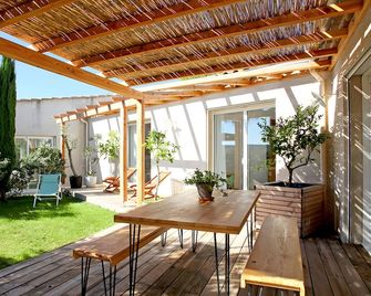 Holiday Home 'Villa De 3 À 9 Pers Avec Piscine' with Mountain View, Wi-Fi and Air Conditioning - Castillon-du-Gard - Patio
