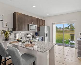 Luxury and tranquility, In the Heart of Poinciana, just 30 min from Disney! - Poinciana - Kitchen