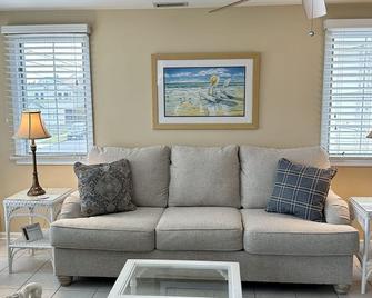 Stone Harbor NJ Park Car in Garage and Walk to Everything - Stone Harbor - Living room