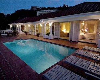 Private Villa Overlooking the Ocean and French Mountainside - Quartier-d'Orléans - Piscina