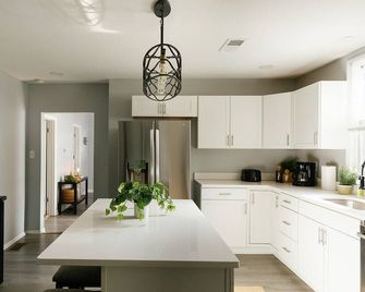 'The Homestead' Upscale Stay - Downtown With Yard - Lawrenceburg - Cocina