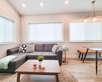 Filled with Natural Light Central Vancouver ☆ Near Kensington Park! - Vancouver - Phòng khách
