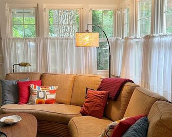 Lovely Lakeside Cottage! Sleep 11, easy parking, linens included! Book 2026 Now! - Marblehead - Sala de estar