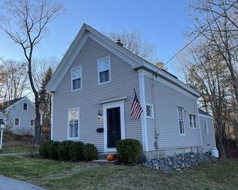 Charming 1850's home on the Royal River in Yarmouth Village Maine - Yarmouth - Building